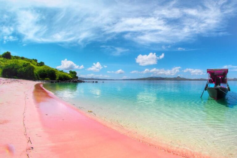 Pantai Merah, a Praia da Areia Rosa